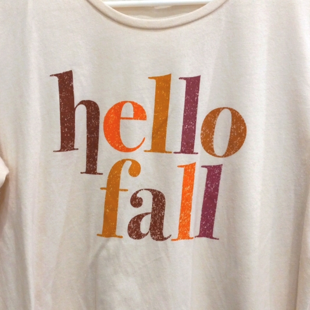 Fall comfy, cute long sleeve tee 🍁 🍃